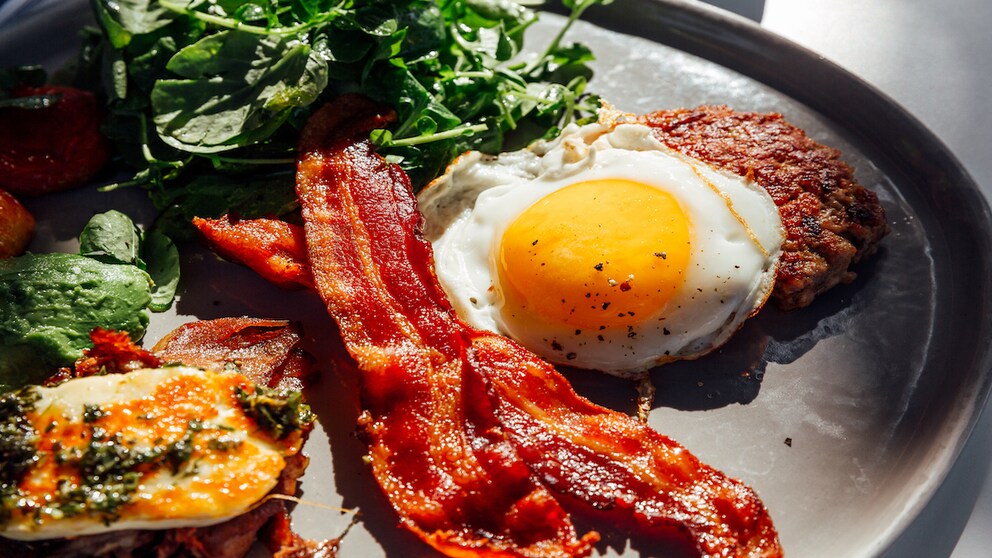 Frühstück am Morgen ist out – der Trend aus den USA heißt „Brinner“, eine Kombi aus Breakfast und Dinner. Bedeutet: Croissants, Marmeladenbrötchen, gekochte Eier und ein Glas Milch können ab jetzt auch abends auf den Tisch kommen. Warum nicht so auch mal ein Candle-Light-Dinner angehen?