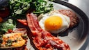 Frühstück am Morgen ist out – der Trend aus den USA heißt „Brinner“, eine Kombi aus Breakfast und Dinner. Bedeutet: Croissants, Marmeladenbrötchen, gekochte Eier und ein Glas Milch können ab jetzt auch abends auf den Tisch kommen. Warum nicht so auch mal ein Candle-Light-Dinner angehen?