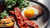 Frühstück am Morgen ist out – der Trend aus den USA heißt „Brinner“, eine Kombi aus Breakfast und Dinner. Bedeutet: Croissants, Marmeladenbrötchen, gekochte Eier und ein Glas Milch können ab jetzt auch abends auf den Tisch kommen. Warum nicht so auch mal ein Candle-Light-Dinner angehen?