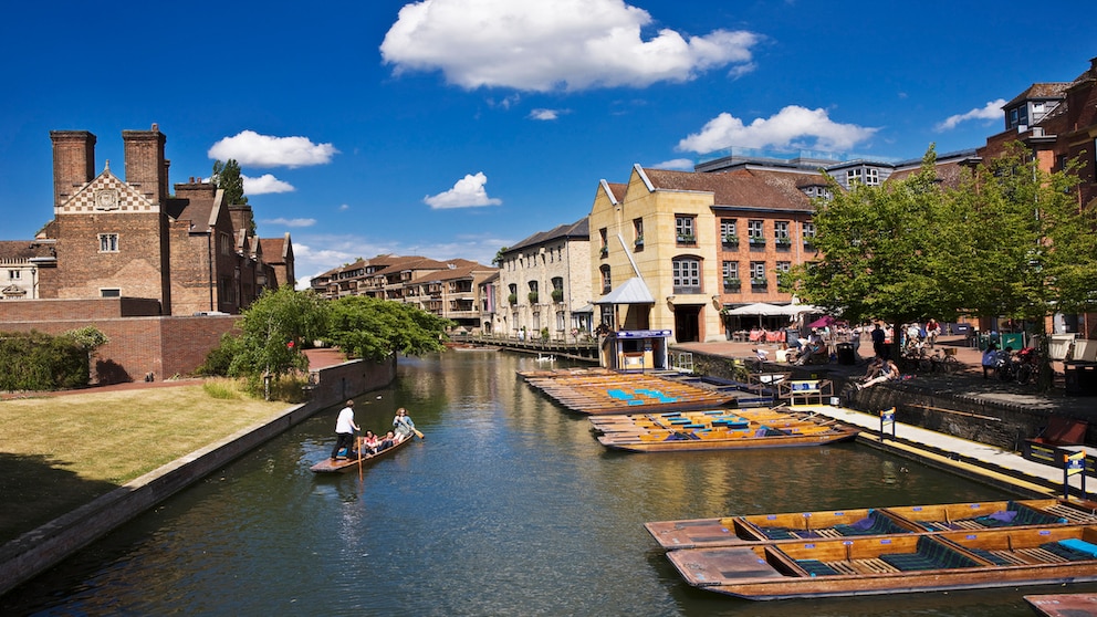 Die traditionellste Methode, um Cambridge kennenzulernen ist das sogenannte Punting: eine Art Stand-up-Paddle-Tour über den Fluss Cam.