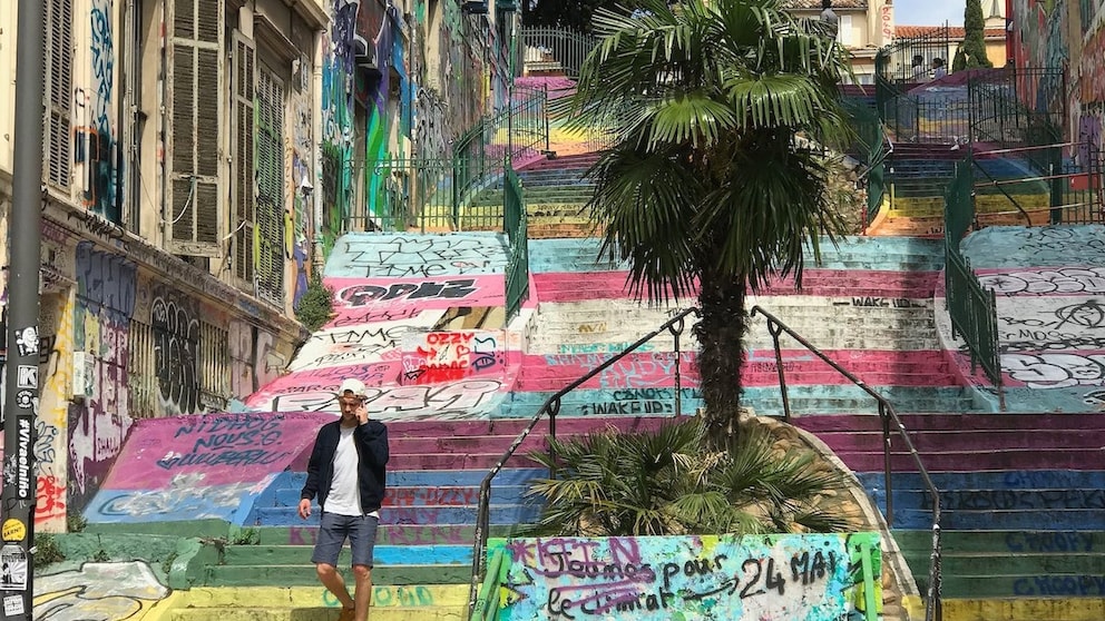 Metro von Notre-Dame-du-Mont in Marseille: Diese bunte Treppe befindet sich, laut aktuellem Time Out-Ranking 2023, in einem der beliebtesten Stadtviertel der Welt. Welches das ist, verraten wir weiter unten.