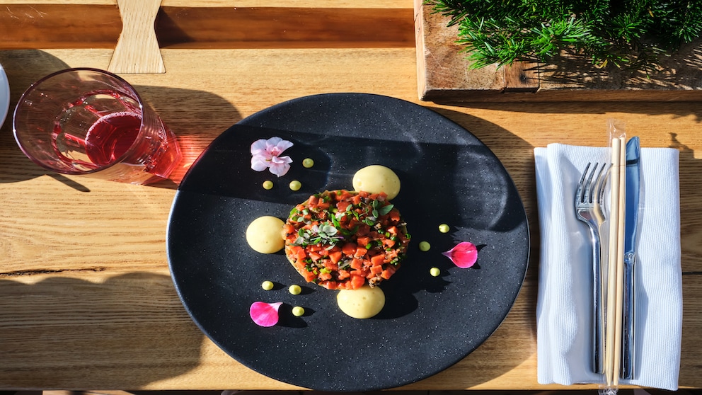 Avocadotatar, geröstetes Kalbsbries mit jungen Karotten, Saibling an Holunder: Schon die Namen der Gerichte lassen erahnen, dass es sich hier um Restaurants mit einem besonderem Anspruch handelt.