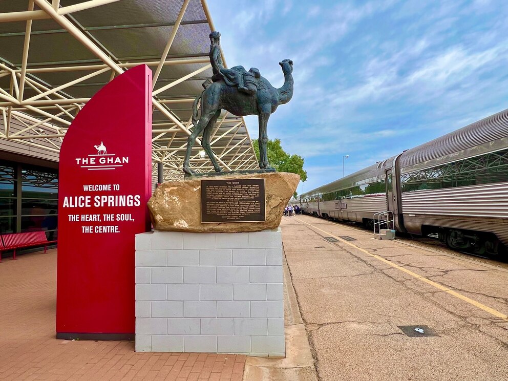   Kamel-Skulptur am Bahnhof von Alice Springs