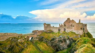 Das Dunluce Castle, eine der größten Ruinen einer mittelalterlichen Burg in Irland, dient in „Game of Thrones“ als Burg Peik