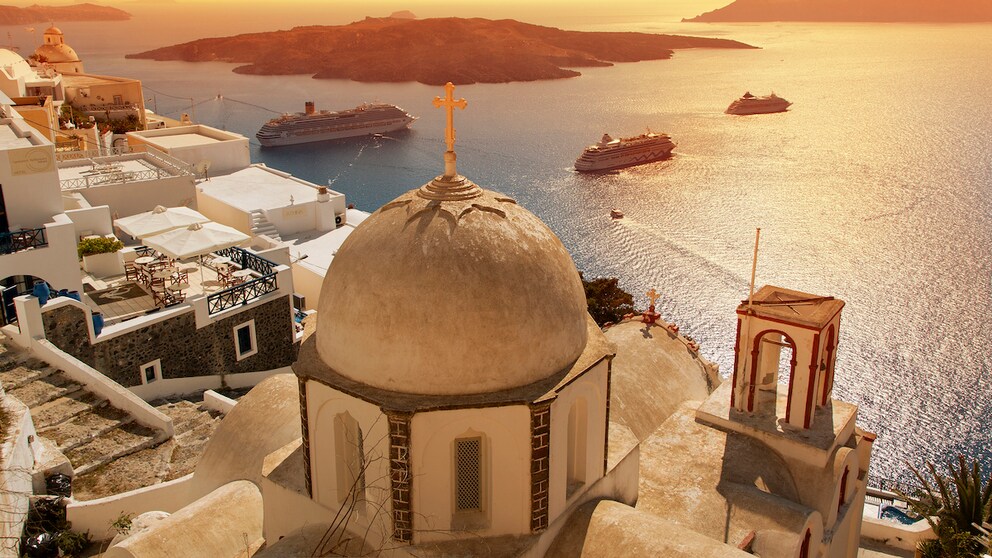 Gleich mehrere Kreuzfahrtschiffe gleichzeitig sind im Hafen von Santorin kein seltenes Bild. Die Passagiere müssen auf den griechischen Inseln bald eine Eintrittsgebühr zahlen.