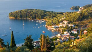 Die Ferienvilla Aphrodite Corfu auf der Ionischen Insel verfügt über einen eigenen Kieselstrand und einen Outdoor-Pool