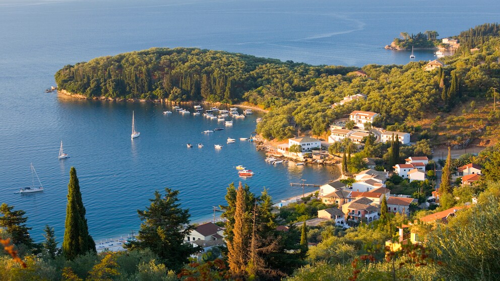 Die Ferienvilla Aphrodite Corfu auf der Ionischen Insel verfügt über einen eigenen Kieselstrand und einen Outdoor-Pool