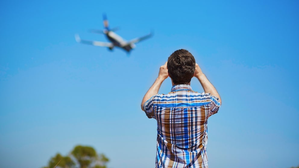 Mann nutzt Flugtracker-App