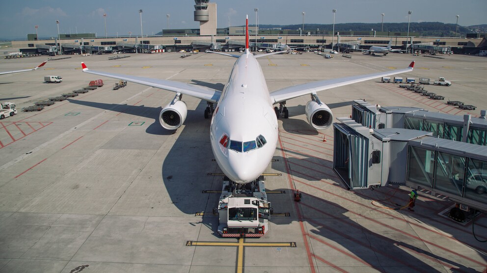 Flugzeug auf dem Rollfeld: Ein Flugzeug muss übers Rollfeld, wo sich auch Menschen und Fahrzeuge bewegen. Hat es deshalb eine Hupe?