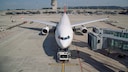 Flugzeug auf dem Rollfeld: Ein Flugzeug muss übers Rollfeld, wo sich auch Menschen und Fahrzeuge bewegen. Hat es deshalb eine Hupe?