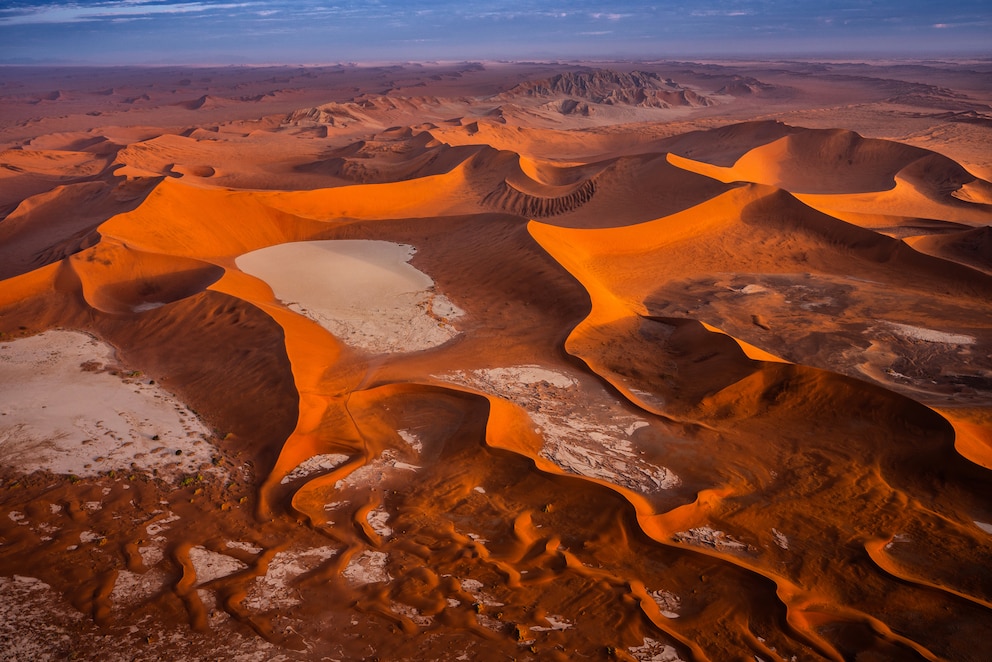 Salzpfannen und Dünen des Sossusvlei in Namibia