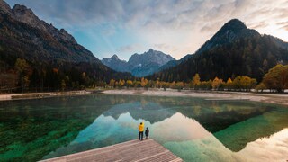 Vater und Sohn an einem alpinen See in Slowenien