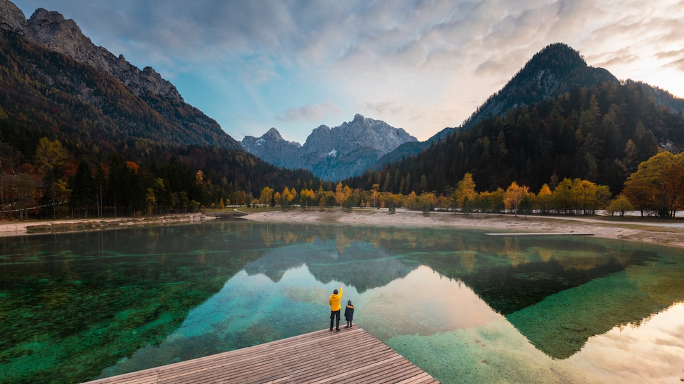 Vater und Sohn an einem alpinen See in Slowenien