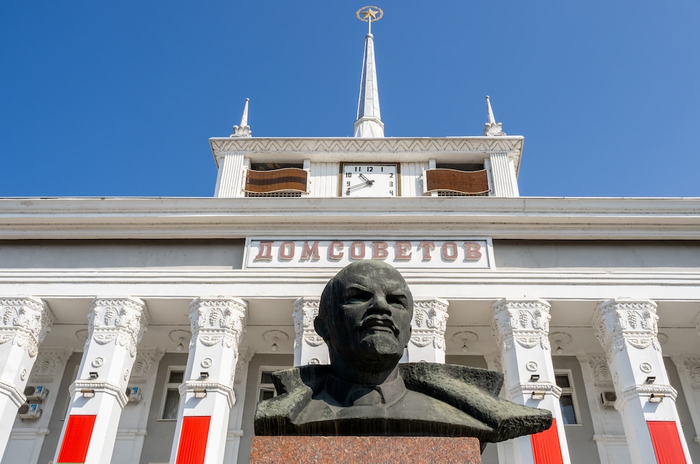 Leninstatue vor dem House of Soviets in Tiraspol