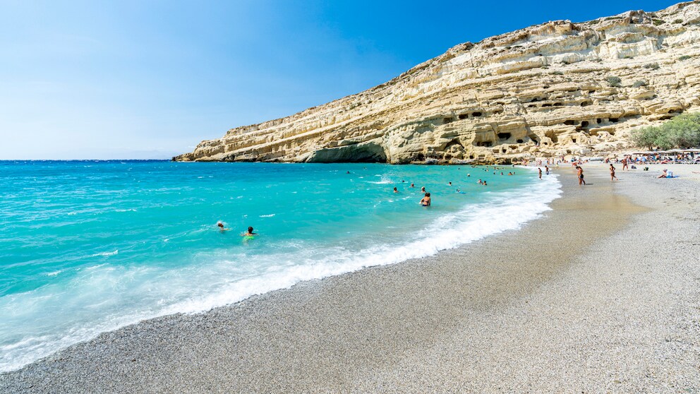Der Strand von Matala auf Kreta: Die griechische Insel ist ein beliebtes Reiseziel in den Herbstferien.
