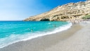 Der Strand von Matala auf Kreta: Die griechische Insel ist ein beliebtes Reiseziel in den Herbstferien.