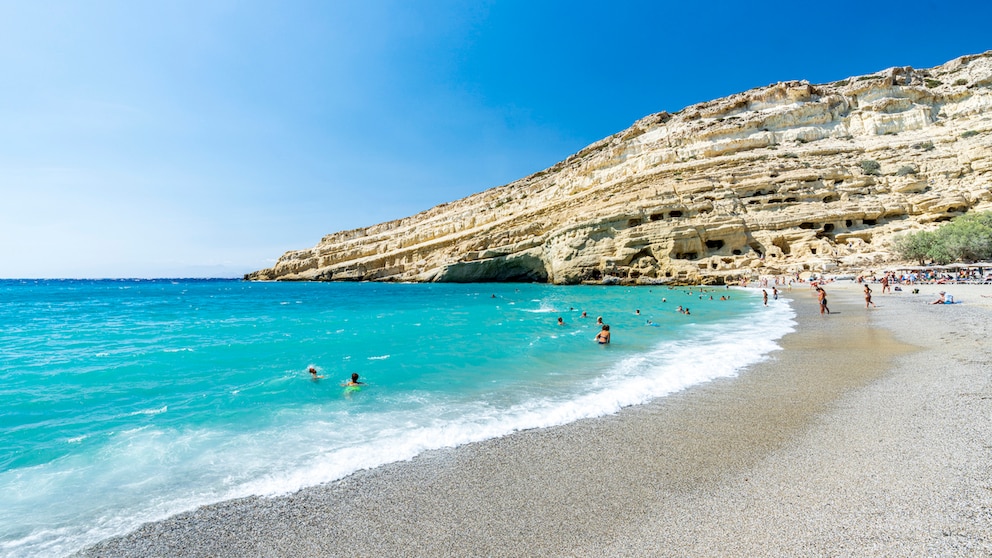 Der Strand von Matala auf Kreta: Die griechische Insel ist ein beliebtes Reiseziel in den Herbstferien.