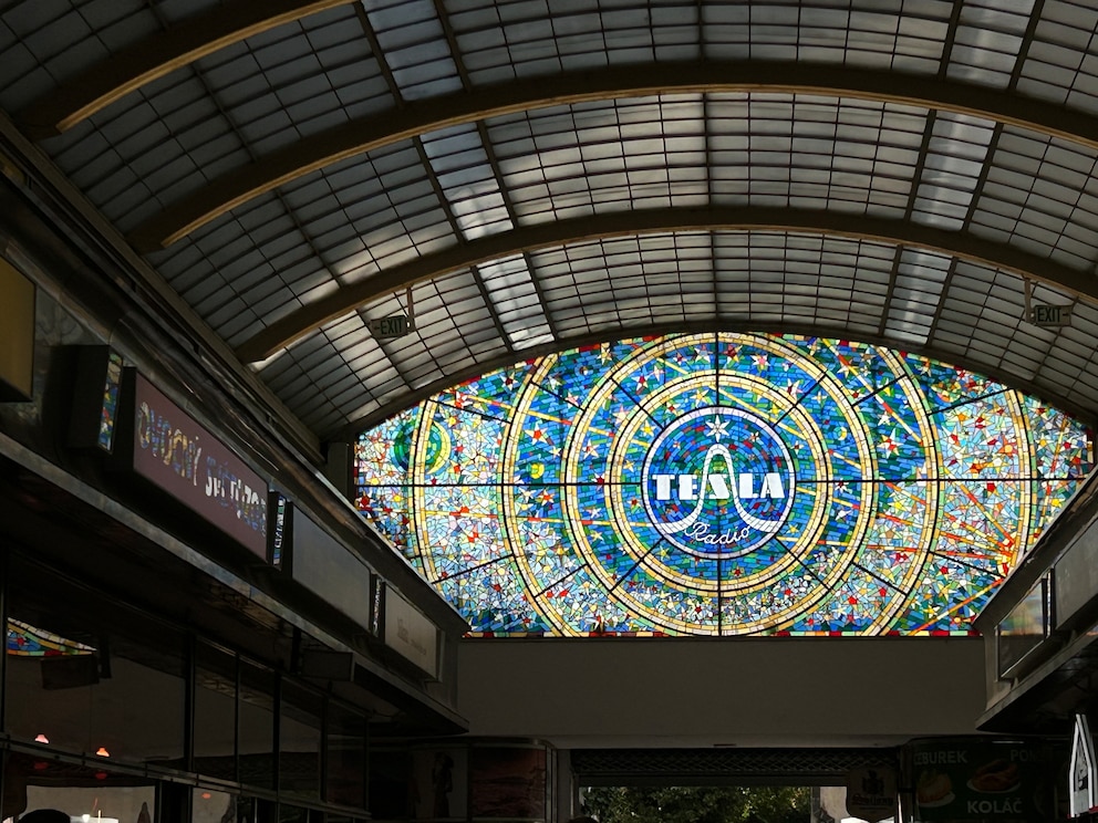 Historische Tesla-Werbung aus Glas in der Světozor Passage in Prag, Tschechien