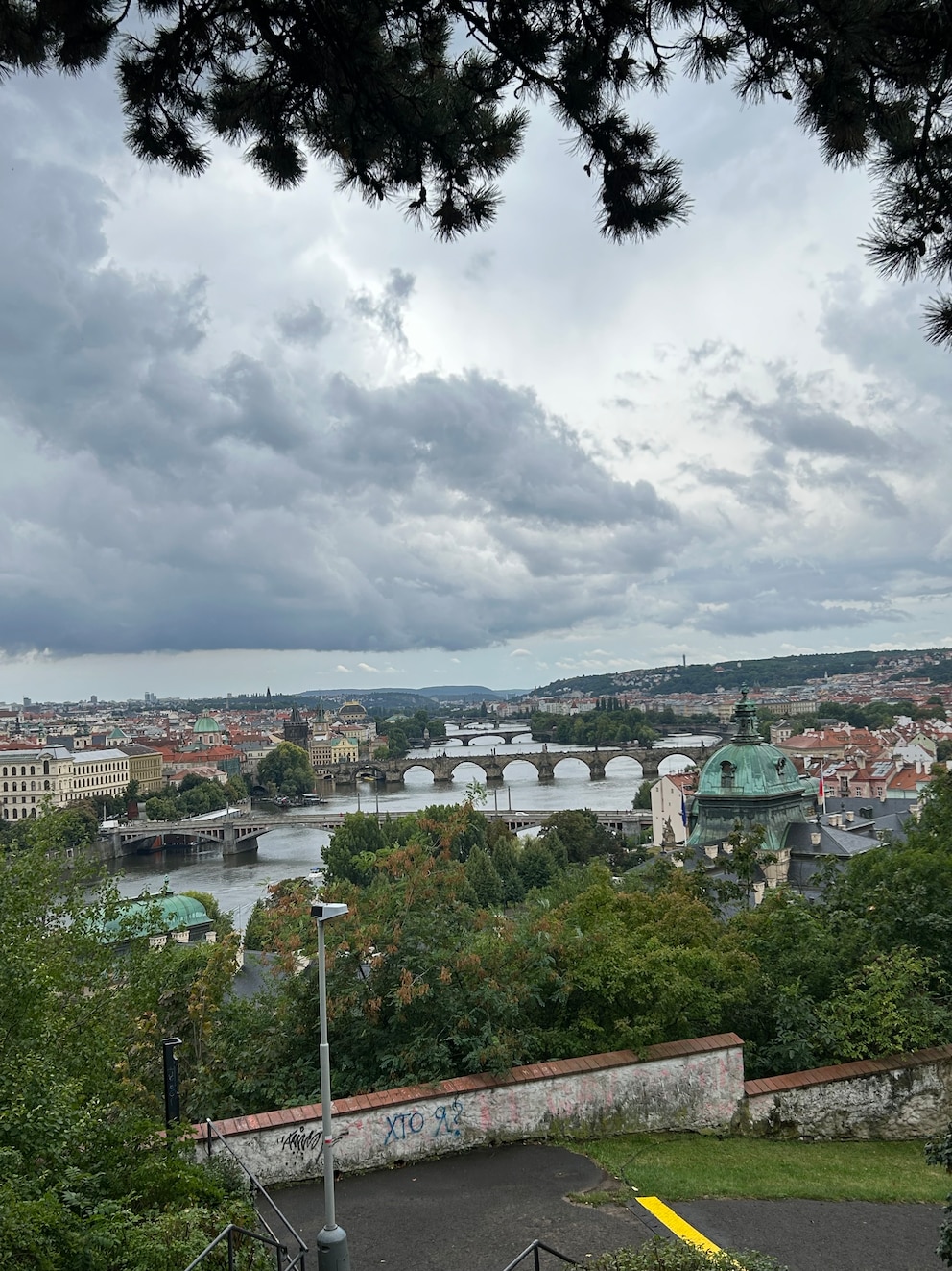 Blick auf die Karlsbrücke vom Letná Park aus