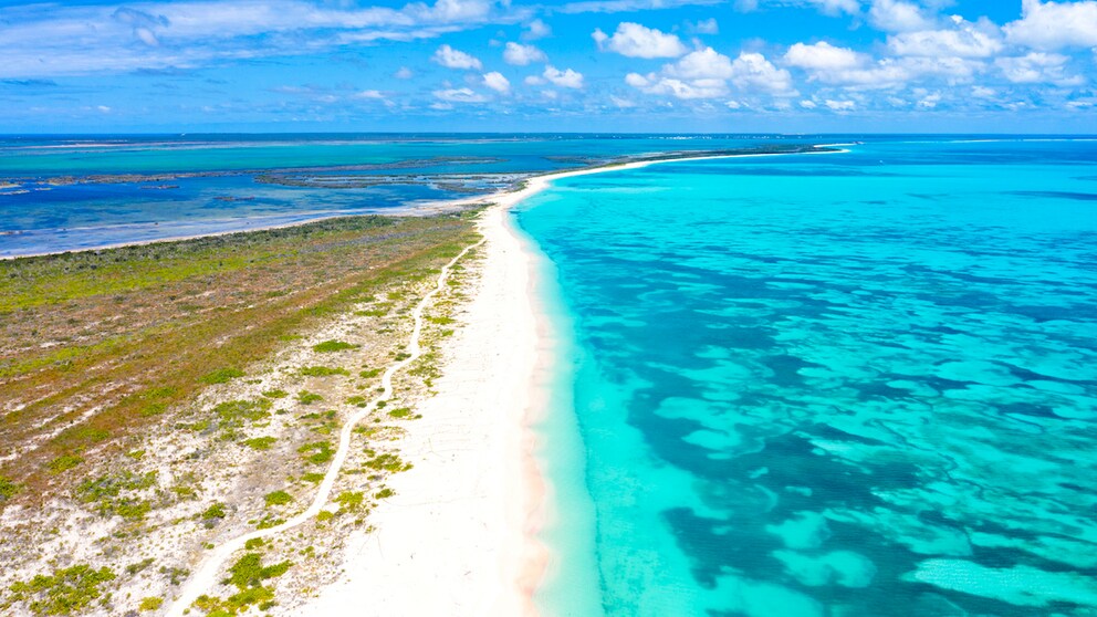 Inseln der Karibik: Neben den bekannten Zielen wie Kuba oder Jamaika bietet die Karibik auch viele weniger bekannte Inseln, zum Beispiel das zu den Kleinen Antillen zählende Eiland Barbuda