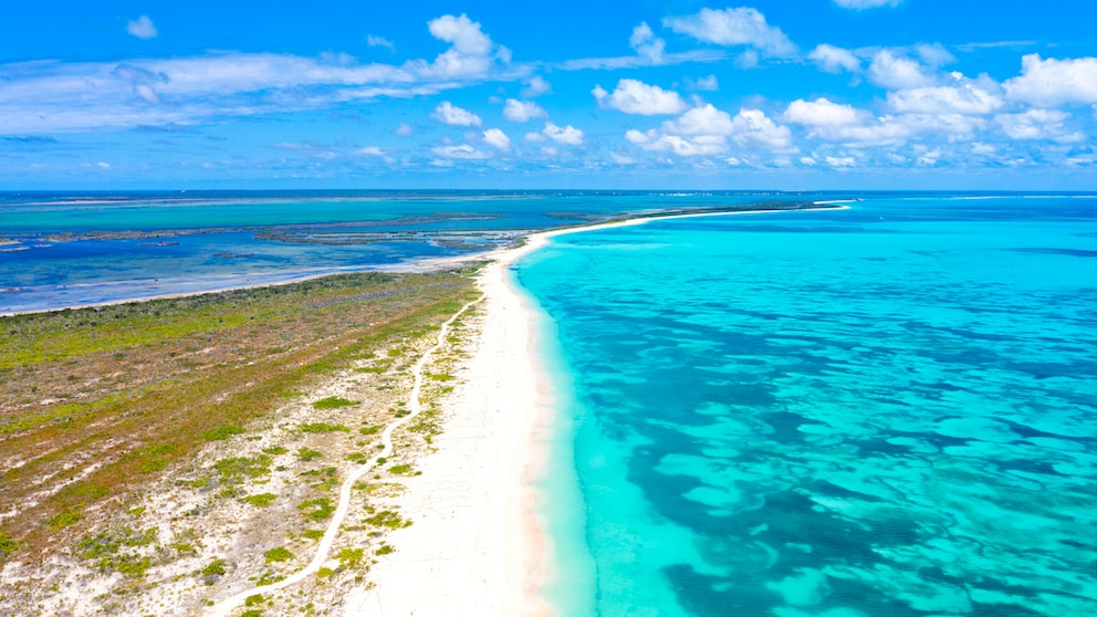 Inseln der Karibik: Neben den bekannten Zielen wie Kuba oder Jamaika bietet die Karibik auch viele weniger bekannte Inseln, zum Beispiel das zu den Kleinen Antillen zählende Eiland Barbuda