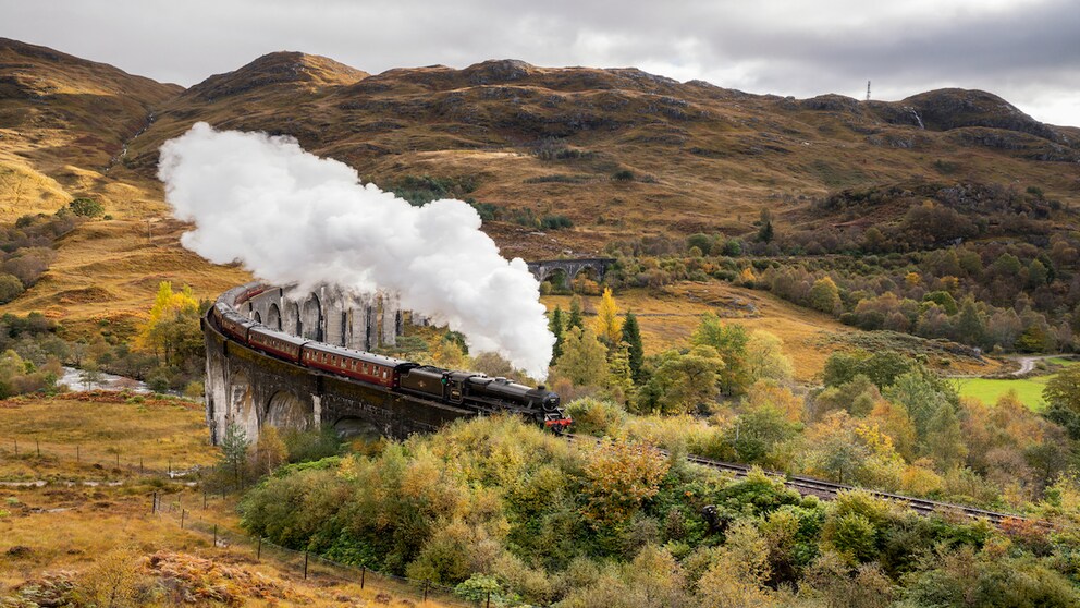 Ökologisch sieht das nicht aus: Der aus den „Harry Potter“-Filmen bekannte Jacobite Steam Train pustet auf seiner Nostalgiefahrt dichten Rauch in die Luft