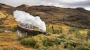 Ökologisch sieht das nicht aus: Der aus den „Harry Potter“-Filmen bekannte Jacobite Steam Train pustet auf seiner Nostalgiefahrt dichten Rauch in die Luft