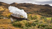 Ökologisch sieht das nicht aus: Der aus den „Harry Potter“-Filmen bekannte Jacobite Steam Train pustet auf seiner Nostalgiefahrt dichten Rauch in die Luft