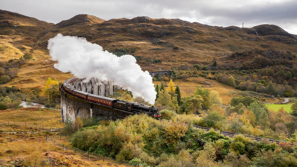 Ökologisch sieht das nicht aus: Der aus den „Harry Potter“-Filmen bekannte Jacobite Steam Train pustet auf seiner Nostalgiefahrt dichten Rauch in die Luft