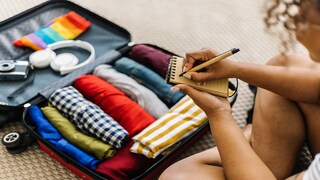Pickepackevoll ist so manche Packliste für den Sommertrip – Weltenbummler mögen es dagegen meist leichtgewichtig