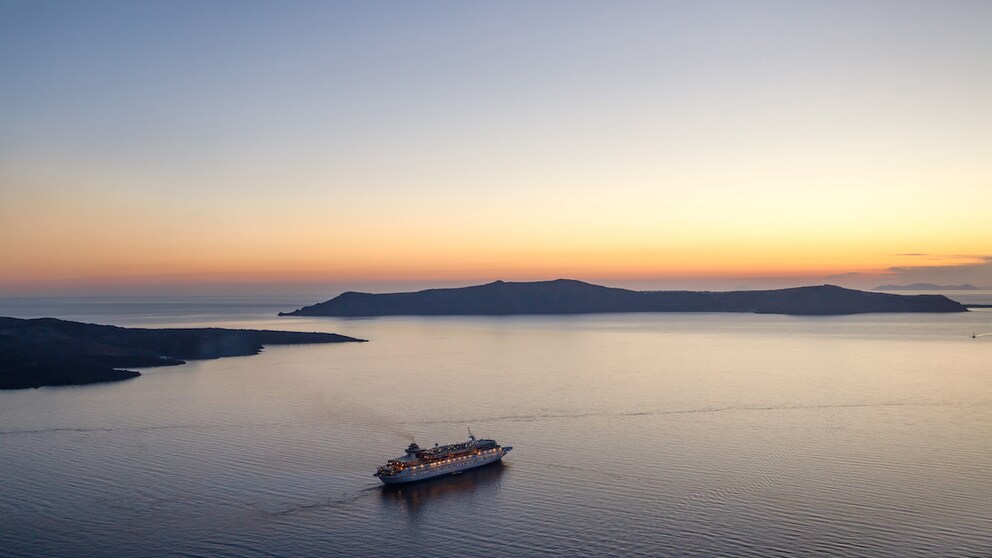 Ein Kreuzfahrtschiff ist wie ein schwimmendes Dorf, auf dem die gleichen Dinge wie auch an Land passieren können.