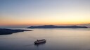 Ein Kreuzfahrtschiff ist wie ein schwimmendes Dorf, auf dem die gleichen Dinge wie auch an Land passieren können.