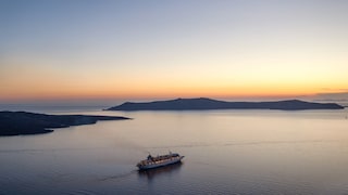 Ein Kreuzfahrtschiff ist wie ein schwimmendes Dorf, auf dem die gleichen Dinge wie auch an Land passieren können.