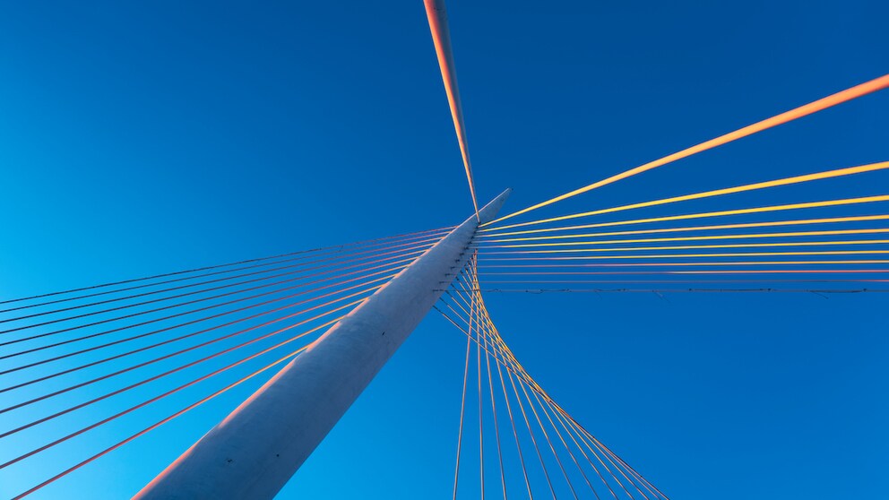 Erst im Oktober soll die riesige Fußgänger-Hängebrücke fertig sein. Bei dem Bild handelt es sich daher um eine Simulation.