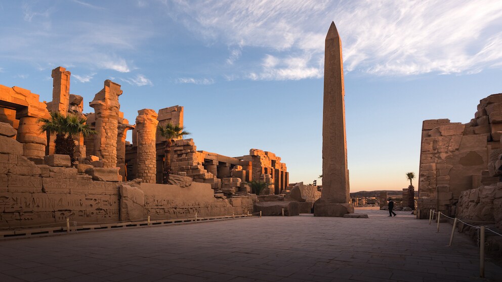 Ein Obelisk und Statuen von Ramses II. im Luxor-Tempel