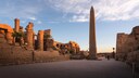 Ein Obelisk und Statuen von Ramses II. im Luxor-Tempel
