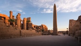 Ein Obelisk und Statuen von Ramses II. im Luxor-Tempel