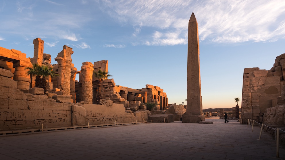 Ein Obelisk und Statuen von Ramses II. im Luxor-Tempel