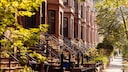 Brownstone Häuser in Brooklyn, New York: Erkennen Sie die „reichste“ Stadt der Welt?