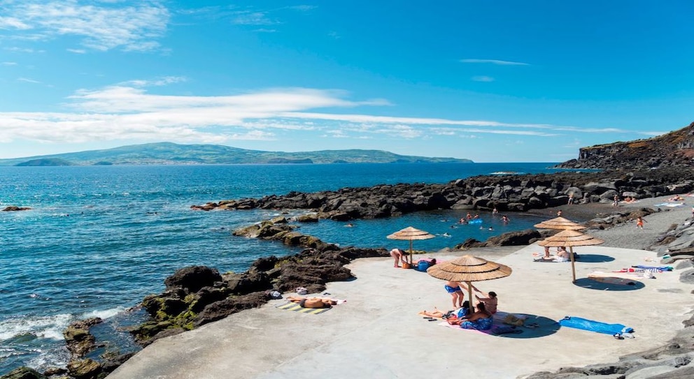 Dieser Strand befindet sich auf Pico Island nahe lava flow