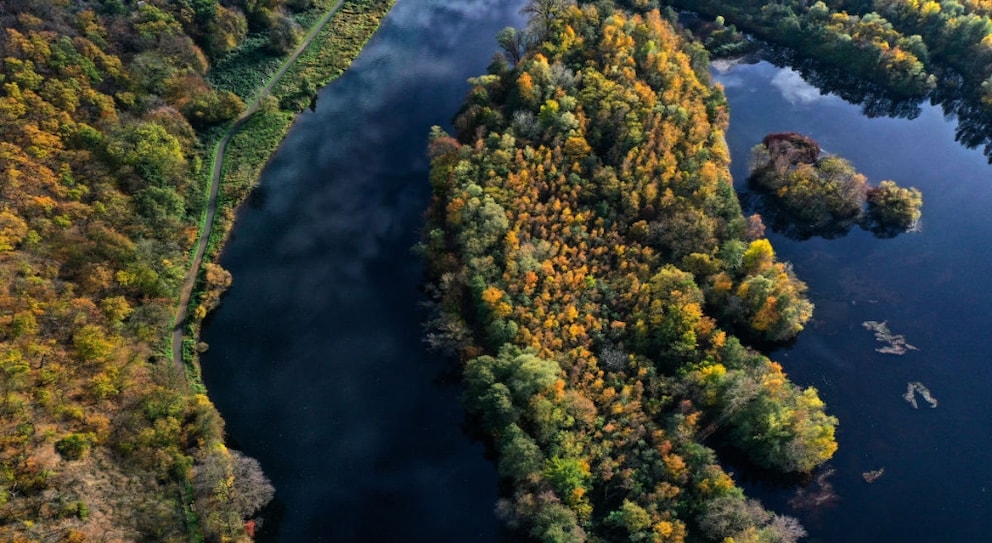 Der Hengsteysee bei Hagen ist im Oktober ein schönes Reiseziel