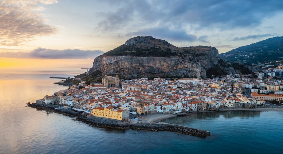 Cefalù befindet sich in der Nähe von Palermo auf dem wunderschönen Sizilien und eignet sich im Oktober besonders für einen Urlaub