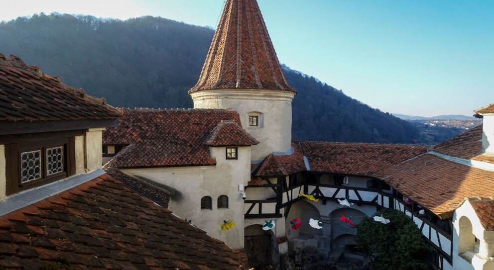 Das Schloss Bran befindet sich im rumänischen Transsilvanien und ist bei einem Urlaub im Oktober – vor allem an Halloween – der Geheimtipp schlechthin