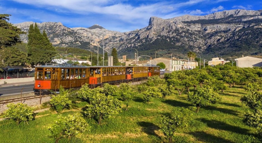 In Sóller auf Mallorca kann die Insel mit dieser Vintage Bahn von einer neuen Seite entdeckt werden