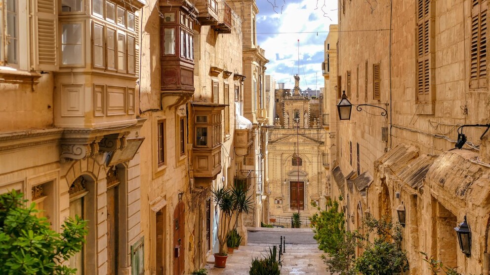 Valletta auf Malta: Mit den mittelalterlichen Gassen und noch im November milden Temperaturen ist diese Stadt ein ideales Reiseziel für einen Urlaub im Herbst