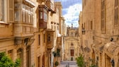 Valletta auf Malta: Mit den mittelalterlichen Gassen und noch im November milden Temperaturen ist diese Stadt ein ideales Reiseziel für einen Urlaub im Herbst