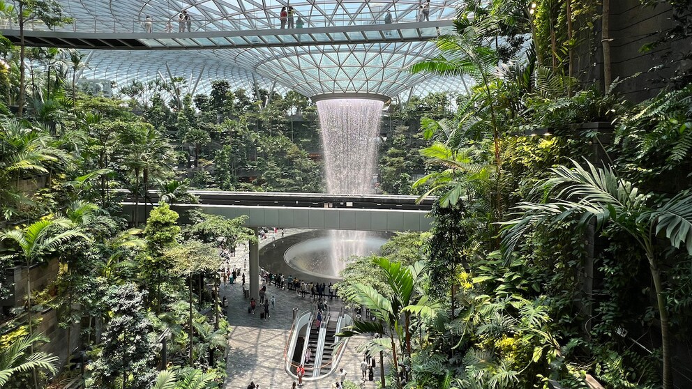 Der spektakuläre Wasserfall in Singapurs Changi Airport ist nur einer der Gründe, warum sich der Flughafen so großer Beliebtheit erfreut