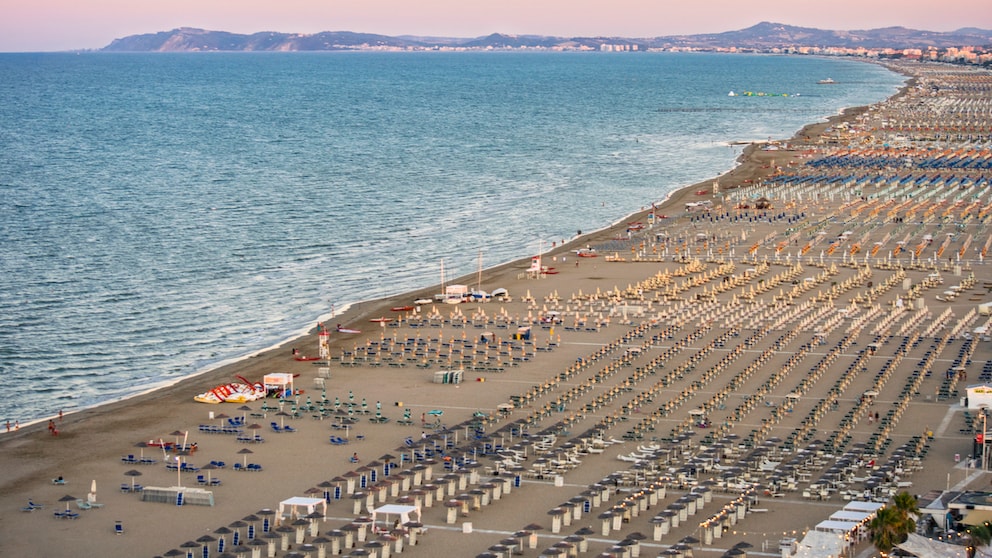Ein Küstenabschnitt in Rimini an der Adria. Der Strand ist in sogenannte „stabilimenti balneari“ (z. Dt.: Badeanstalten) unterteilt, für die die Betreiber Strandkonzessionen besitzen