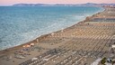 Ein Küstenabschnitt in Rimini an der Adria. Der Strand ist in sogenannte „stabilimenti balneari“ (z. Dt.: Badeanstalten) unterteilt, für die die Betreiber Strandkonzessionen besitzen