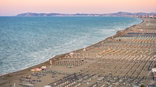 Ein Küstenabschnitt in Rimini an der Adria. Der Strand ist in sogenannte „stabilimenti balneari“ (z. Dt.: Badeanstalten) unterteilt, für die die Betreiber Strandkonzessionen besitzen